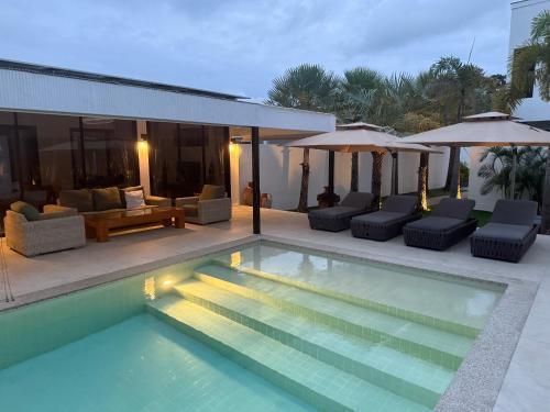 Beautiful private 4 bedroom villa with pool and gym