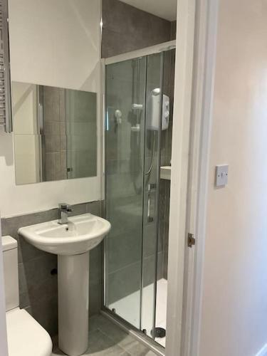 Beautiful private en-suite room with its own entry - Tap to explore photos