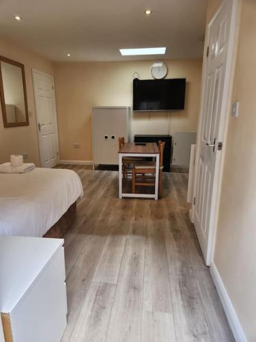 Beautiful private en-suite room with its own entry - Tap to explore photos