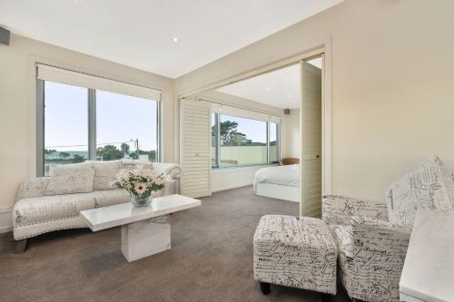Bliss on the Bay - Full House - Tap to explore photos