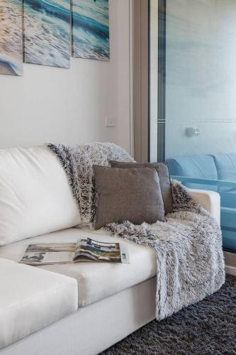 Bonbeach Bliss - Contemporary Waterfront Living - Tap to explore photos
