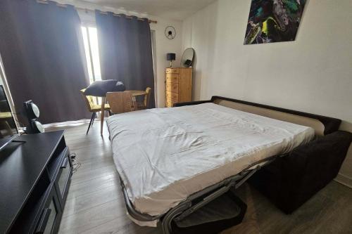 Bright and pleasant studio near city center - Tap to explore photos