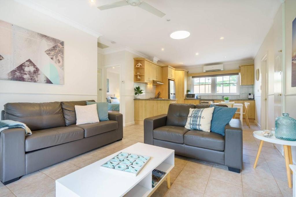 'By the Beach' Your Comfy Rosebud Holiday Home