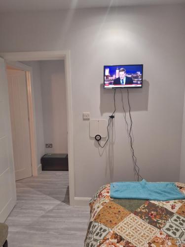 Budget Single room only for one adult - Shared Flat - Tap to explore photos
