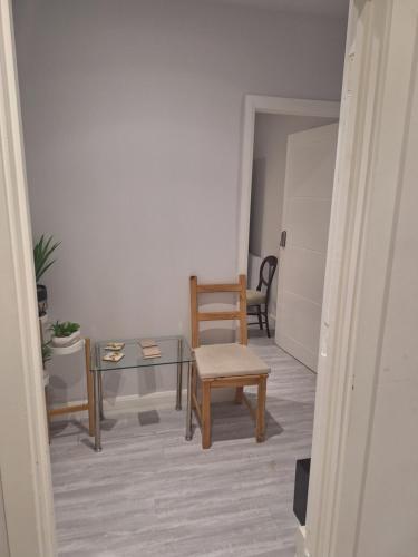 Budget Single room only for one adult - Shared Flat - Tap to explore photos