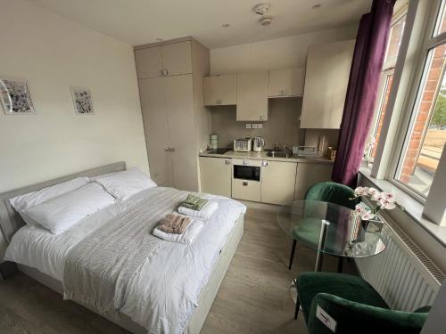 C41-Cozy studio flat in Finchley Central - Tap to explore photos