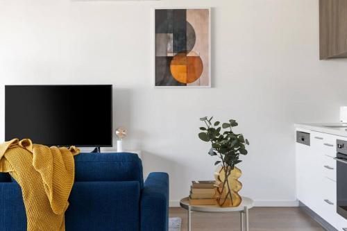 Caulfield Elegance: Chic Abode - Tap to explore photos