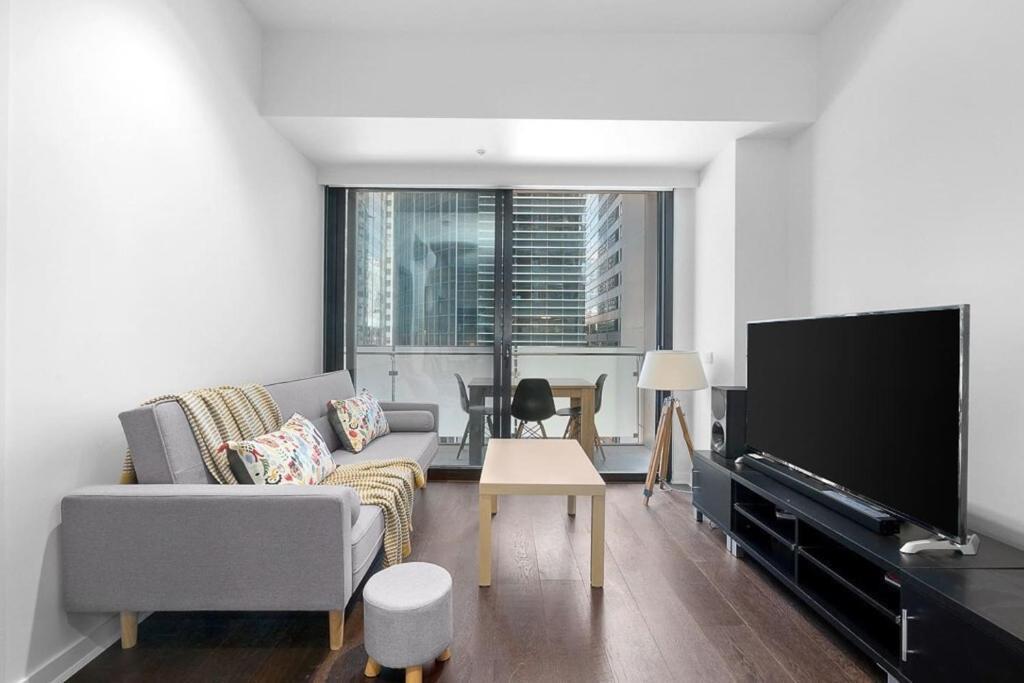 CBD Serenity with Luxury Rooftop Pool and Parking - Tap to explore photos