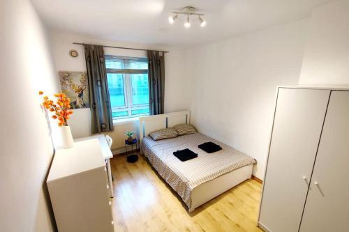 Central London Spacious Flat with 2 to 3 Bedrooms - Tap to explore photos