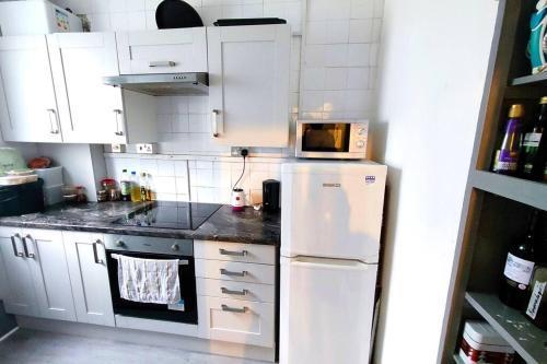 Central London Spacious Flat with 2 to 3 Bedrooms - Tap to explore photos