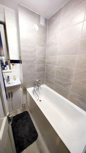 Central London Spacious Flat with 2 to 3 Bedrooms - Tap to explore photos