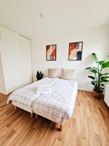 CHARMING APARTMENT WITH PANORAMIC SEINE RIVER & EIFFEL TOWER VIEWs - Tap to explore photos