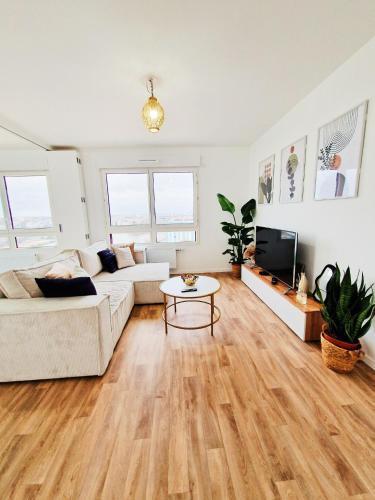 CHARMING APARTMENT WITH PANORAMIC SEINE RIVER & EIFFEL TOWER VIEWs - Tap to explore photos