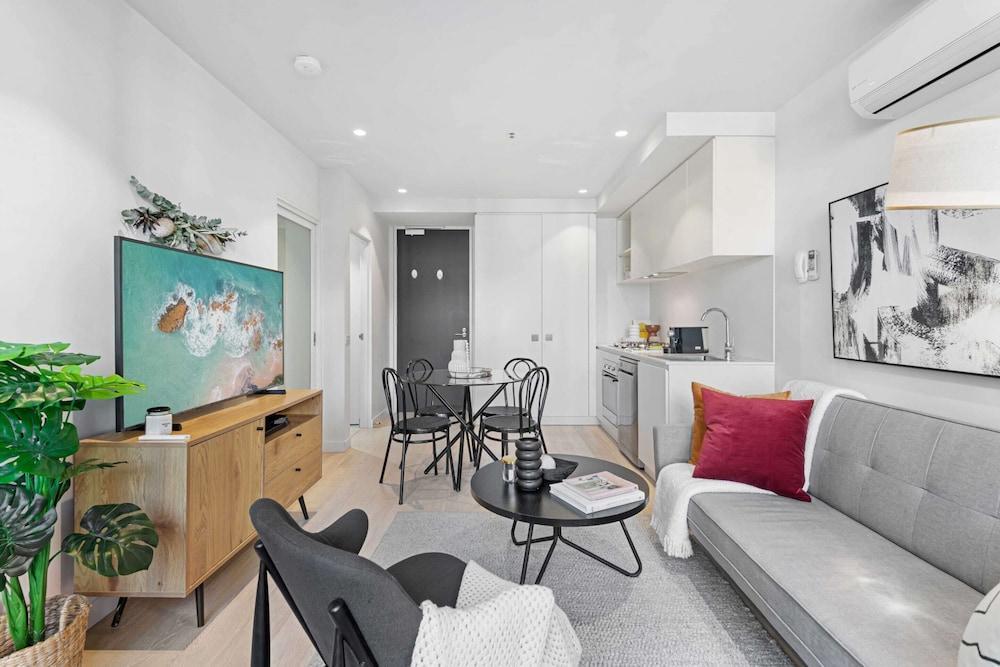 Charming 1-bed Apartment With a Balcony - Tap to explore photos