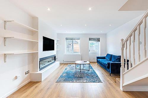 Cheerful 2 Bedroom holiday home with free parking - Tap to explore photos