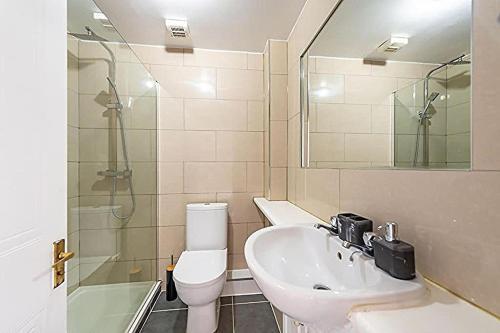 Cheerful 2 Bedroom holiday home with free parking - Tap to explore photos