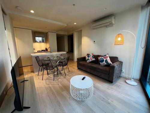 City Central Location, Parking and 2 Bed Apartment - Tap to explore photos