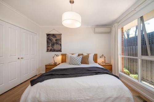 Charming Cottage in Beautiful Hampton - Tap to explore photos