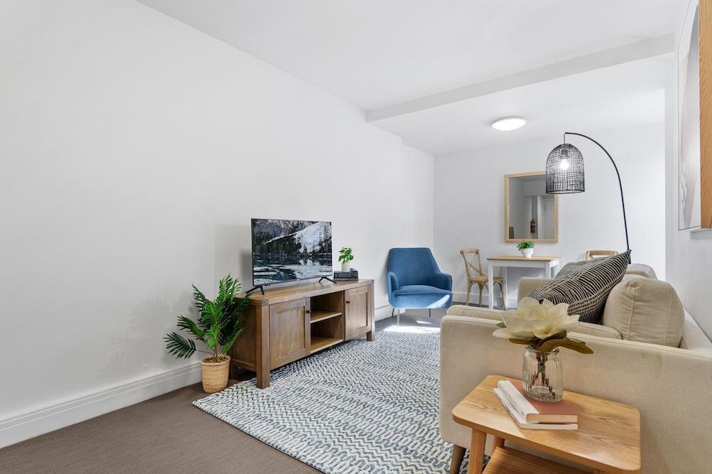 Chic 1-bed Apartment Steps From Shopping Street - Tap to explore photos
