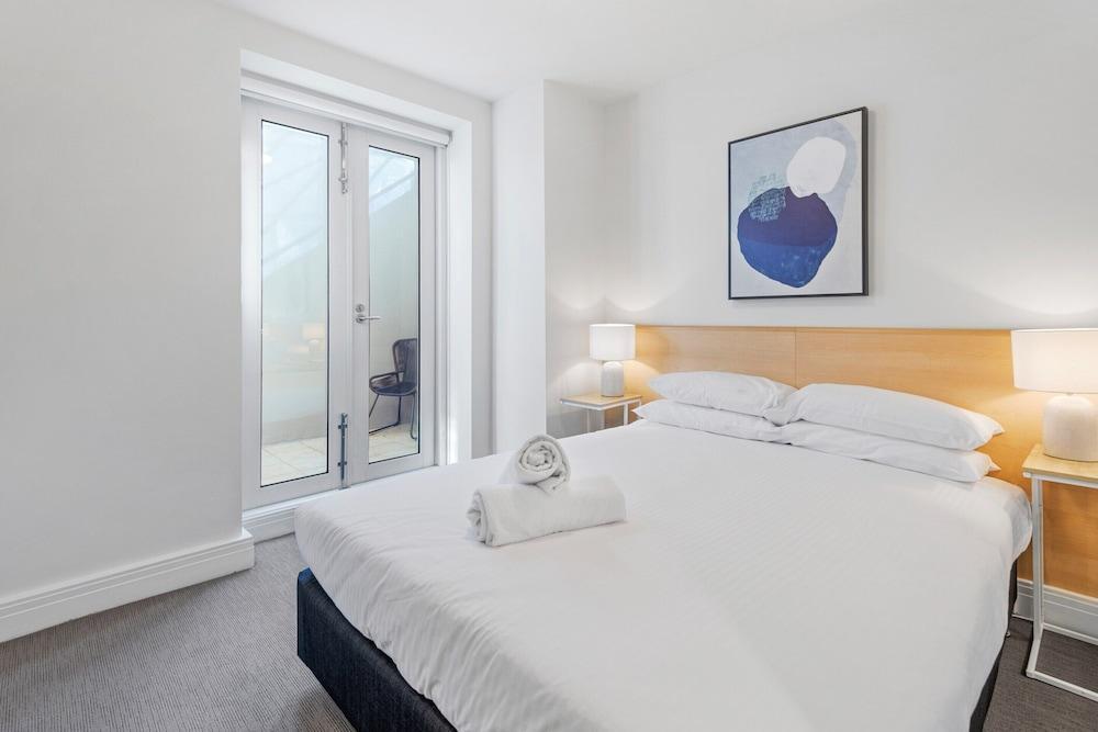 Chic 1-bed Apartment Steps From Shopping Street - Tap to explore photos