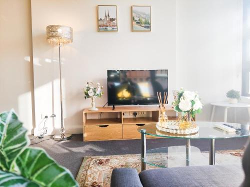 Comfy & Bright 1 Bed Apt Olympic - Tap to explore photos