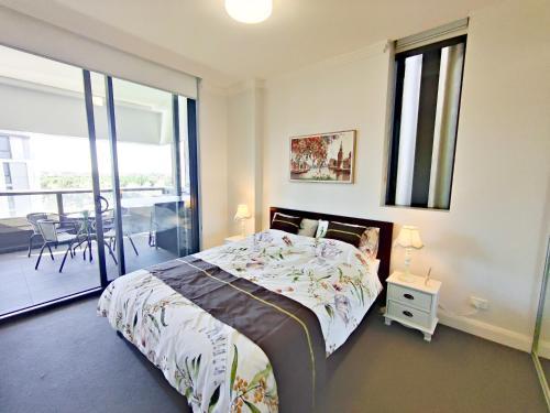 Comfy & Bright 1 Bed Apt Olympic - Tap to explore photos