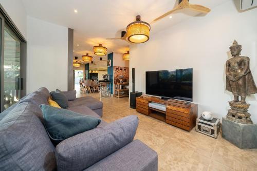 Contemporary Eden - Villa Jeladore, 5BR, Garden & Pool, near Laguna - Tap to explore photos