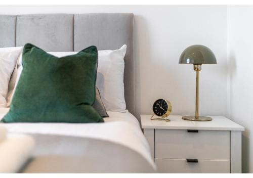 Cosmopolitan Living: Upscale 1BR Gem in Beckenham