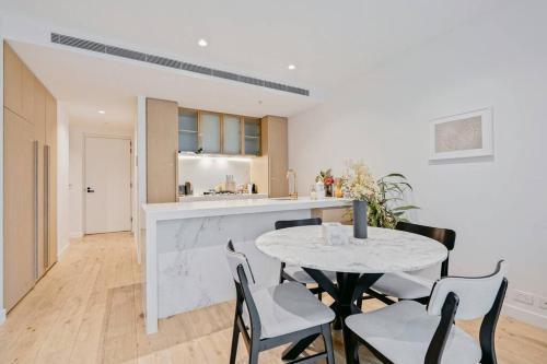 Contemporary 2BR apt in central Melb-Collins House #CH30 - Tap to explore photos