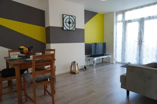 Cosy 2 bedroom on Bromley-Lewisham Hospital Borders - Tap to explore photos