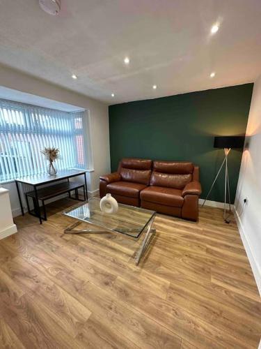 Dallas House - Easy links to LHR and London - Tap to explore photos