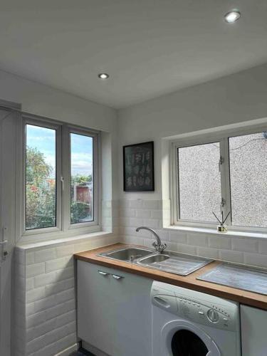 Dallas House - Easy links to LHR and London - Tap to explore photos
