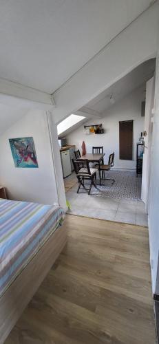 Cozy studio Clichy Levallois - Tap to explore photos