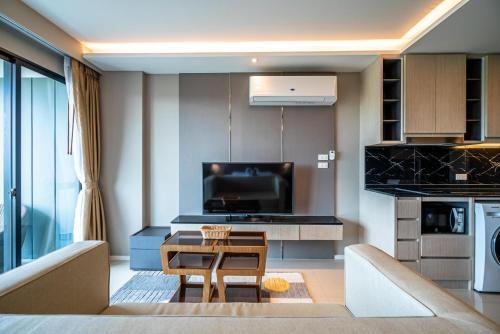 Deluxe apartment with sea view and jacuzzi - Tap to explore photos