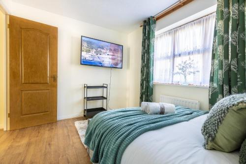 Cozy Family-Friendly House (3mins from Erith and Slade Green station) - Tap to explore photos