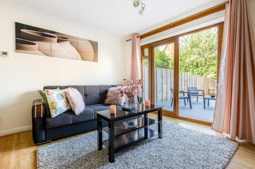 Cozy Family-Friendly House (3mins from Erith and Slade Green station) - Tap to explore photos