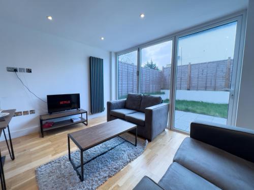 Deluxe 3 Bed Flat with garden - Tap to explore photos