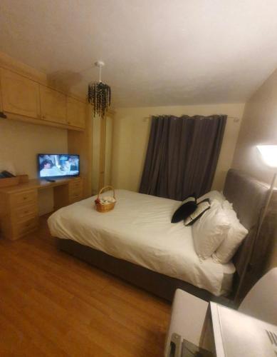 Double size and Single room in Barking - Tap to explore photos