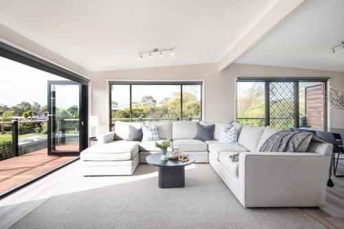 Dreamy Dromana Family Getaway - with Jacuzzi - Tap to explore photos