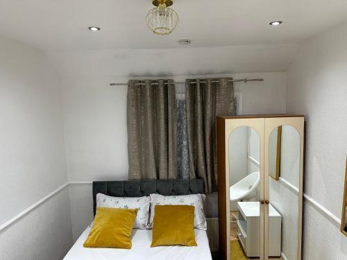 Double Room With Free WiFi Keedonwood Road - Tap to explore photos