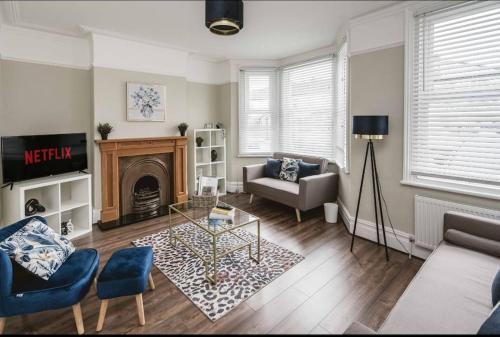 Elegant 5 bed house with parking- Photo ID Required - Tap to explore photos