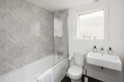 Elegant 5 bed house with parking- Photo ID Required - Tap to explore photos