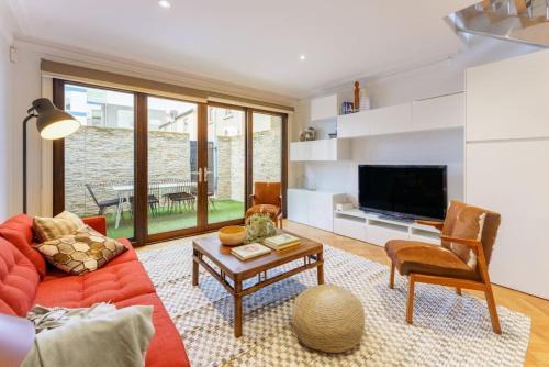 Farrah Designer Three Bedroom Carlton Residence - Tap to explore photos
