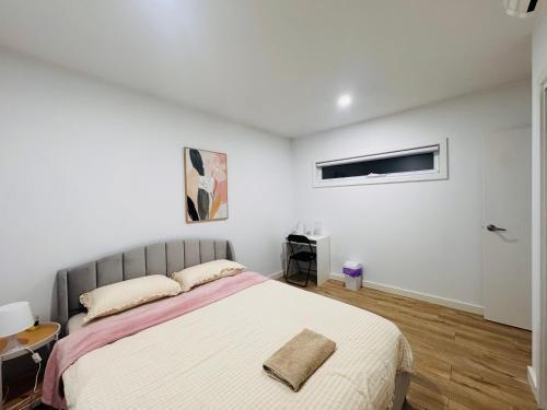 Cozy room in Melbourne - Tap to explore photos
