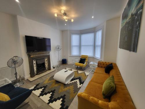 Garland Modern 4 Bedroom Central Apartment London - Tap to explore photos