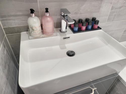 Garland Modern 4 Bedroom Central Apartment London - Tap to explore photos
