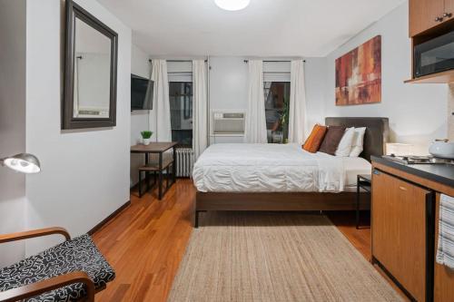 Great Studio Location in Times Square Near Subway - Tap to explore photos