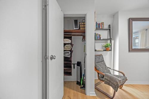 Great Studio Location in Times Square Near Subway - Tap to explore photos