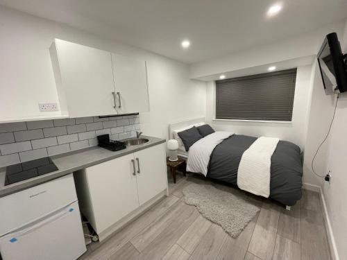 Guest Room-Studio, Woolwich - Tap to explore photos