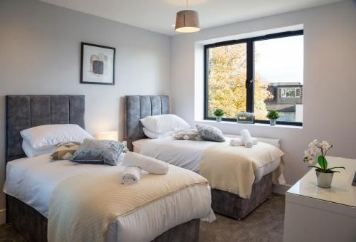 Hendon Luxury Home 2 - Tap to explore photos